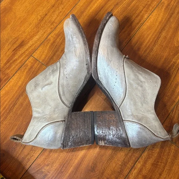 Freebird Leather “Sarah”
Shoe Booties in custom Silver Wash! - Picture 4 of 12